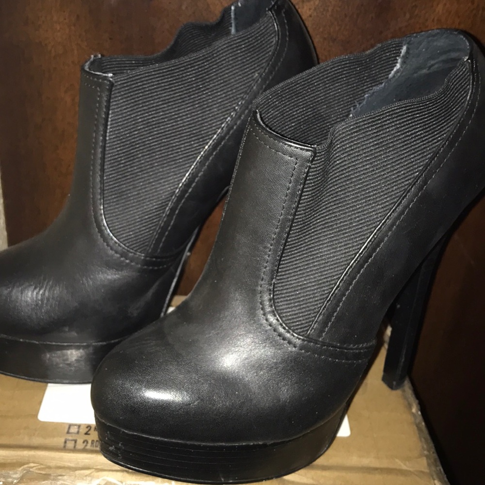 Black gently used booties size 5.5